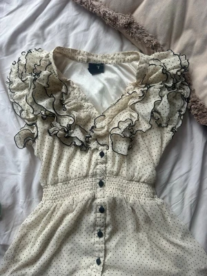 Hm blus 🤍 - Världen snyggaste blus från hm! Så fina knappar och volanger där uppe. Säljs inte längre. Resor i midjan ✨🤍
