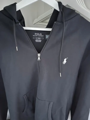 Polo zip hoodie  - Använd ett par gånger, inga slitage nopp eller fläckar. Pris kan diskuteras vid en snabb affär  