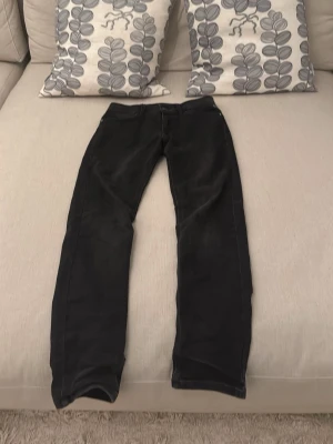 Svarta replay jeans  - Snygga svarta jeans från replay har används rätt så mycket det ändå som är lite trasigt är själva märket där bak. Men inte jättestort eftersom det är lite trasig säljer jag för lite mindre. 