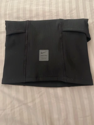 Nike Pro svart shiesty ski mask - Nike Pro svart shiesty i stretchigt och slitstarkt material. Ski masken har en Nike Pro-logga back till och kan användas som mössa/durag också.