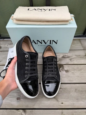 Lanvin - Lanvin dbb1 patent cap toe i svart | storlek 8 eu42 men passar 43 också | mycket bra skick finns lite små defekter men annars väldigt bra skick | box Dustbag kvitto och extra snören medföljer | pris går att diskutera vid snabb och enkel affär | sulkräm har använts |