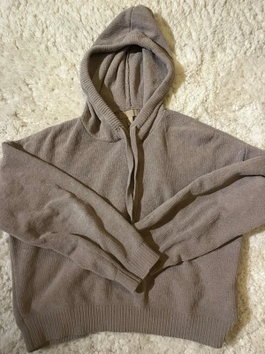 Beige stickad hoodie från H&M - Mysig beige stickad hoodie från H&M i storlek S
