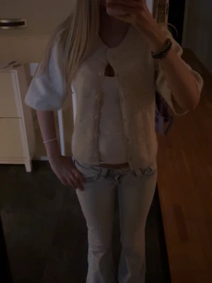 Beige stickad kofta med korta ärmar - Mysig beige stickad kofta med knappar från Gina tricot 14+ i storlek XS. Passar för dig som gillar stockholmstilen. Perfekt att bara slänga över ett linne så har du en jättefin outfit. Aldrig använd