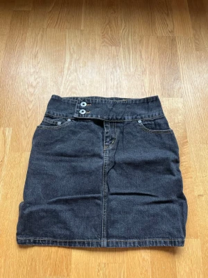 Lågmidjad jeanskjol  - Snygg mörkblå lågmidjad jeanskjol i storlek 36 från veromoda