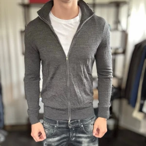 Fullzip  - Mycket fint skick, inga defekter. Modellen är 185 cm, 75 kg. Alltid billigare pris vid köp av flera varor‼️🙌Svarar alltid på frågor eller funderingar! 