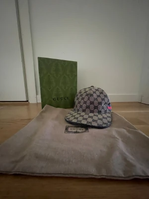 Gucci keps navy - Gucci keps navy, väldigt bra kvalité och lapparna finns kvar men är av klippta. Skriv vid funderingar 