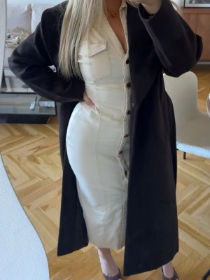 Brun kappa  - Så fin klassisk fodrad höstkappa, lång i modellen. Chokladbrun, så fint skick. Använd få gånger 🤍  Passar XS-M