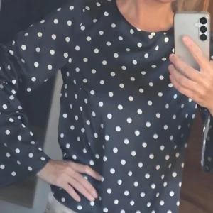 Svart prickig blus med lång ärm - Använd 1 gång.
