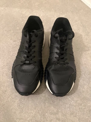 Svarta sneakers med vit sula - Använd mycket, men okej skicka                                      Defekt höger sko, bak. Kolla sista bild 
