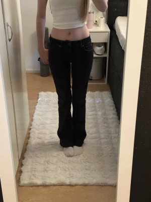 Lågmidjade jeans - Säljer ett par Svarta/mörkgrå lågmidjade jeans från Zara. Använda 1 gång och är uppsydda eftersom de var för långa för mig. Jag är 159 cm lång. Katt finns i hemmet 
