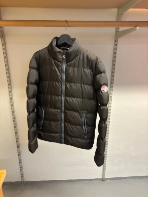 Colmar jacka  - Hej! Säljer nu min jacka från märket Colmar, storlek S, bra skick utöver loggan, hör av dig om du har frågor eller funderingar kring jackan :) 