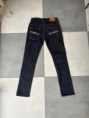 Nudie Jeans  - Här säljer jag Ett par nudie Jeans som är i storlek 32/32!!  Modellen är Thin Finn och det är slimfit!! De är i topp skick och är riktigt fina🤩 100% Authentic Såklart✅ Alltid frakt inom 24h✅ Vid minsta fundering hör av☺️