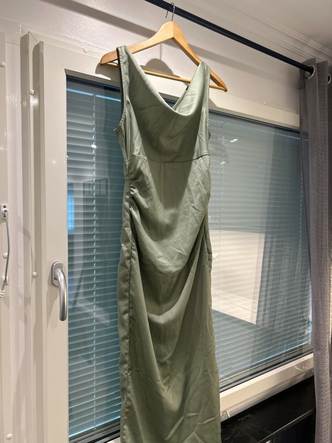 Ljusgrön ärmlös långklänning - 1