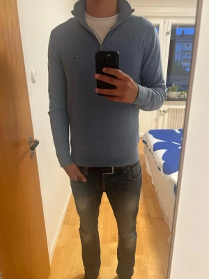 Blå half zip tröja från Tommy Hilfiger - Säljer denna snygga Tommy Hilfiger Zip up i storlek M. Mycket bra skick, tveka inte på att höra av er vid fler frågor!
