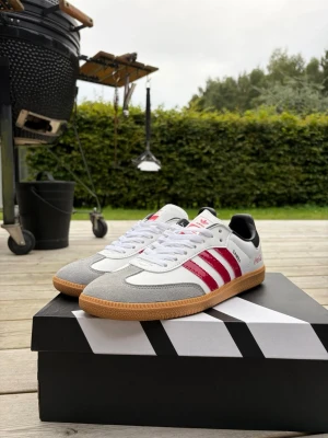 Rare Adidas sambas x coca cola - Ett par riktigt snygga adidas sambas x Coca Cola som bara är använda en kväll  Säljanledning: dom var lite för små för mig ☺️☺️ dom är storlek 45 1/3 men sitter mer som 44,5 om ni har några funderingar är det bara att höra av er