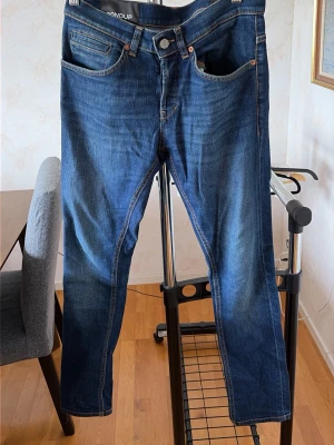 Blå jeans från Dondup - Snygga blå jeans från Dondup med klassisk femficksmodell och raka ben. Jeansen har kontrastsömmar och är tillverkade i ett slitstarkt denimtyg. Perfekta för dig som gillar italiensk design och tidlös stil. 