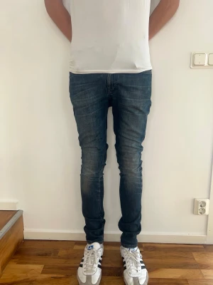 Nudie Lean Dean Jeans - Säljer just nu dessa feta Nudie Jeans🙌🏻Storlek: 29/34. Längd= 109  cm | Midja= 39 cm | Modell: Lean Dean | Skriv för fler frågor eller funderingar!Modellen är 190 cm och väger 75 kg!