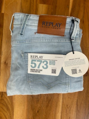 HELT NYA Replay Anbass Jeans - Säljer just nu dessa HELT NYA Replay Anbass Jeans🙌🏻NYPRIS: 1550 KR! Storlek: 31/34. Längd= 105 cm | Midja= 42 cm | Skriv för fler frågor eller funderingar! Modellen är 190 cm och väger 75 kg!