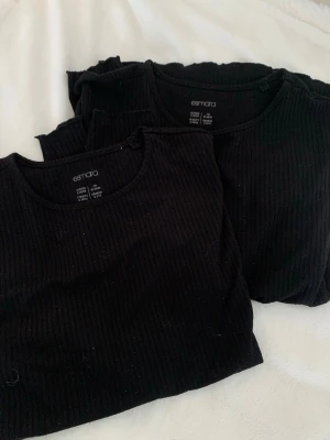 Svart ribbad topp från Esmara - Säljer en svart ribbad topp från Esmara med rund halsringning. Topparna har en enkel och stilren design som passar till det mesta. Perfekt basplagg i garderoben. Använda men finns inget tecken att demm är använda!!