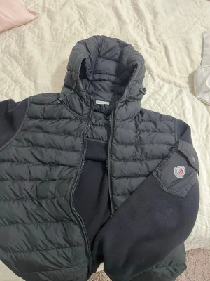 Moncler jacka - A kopia känns som äkta och priset går att diskuteras 