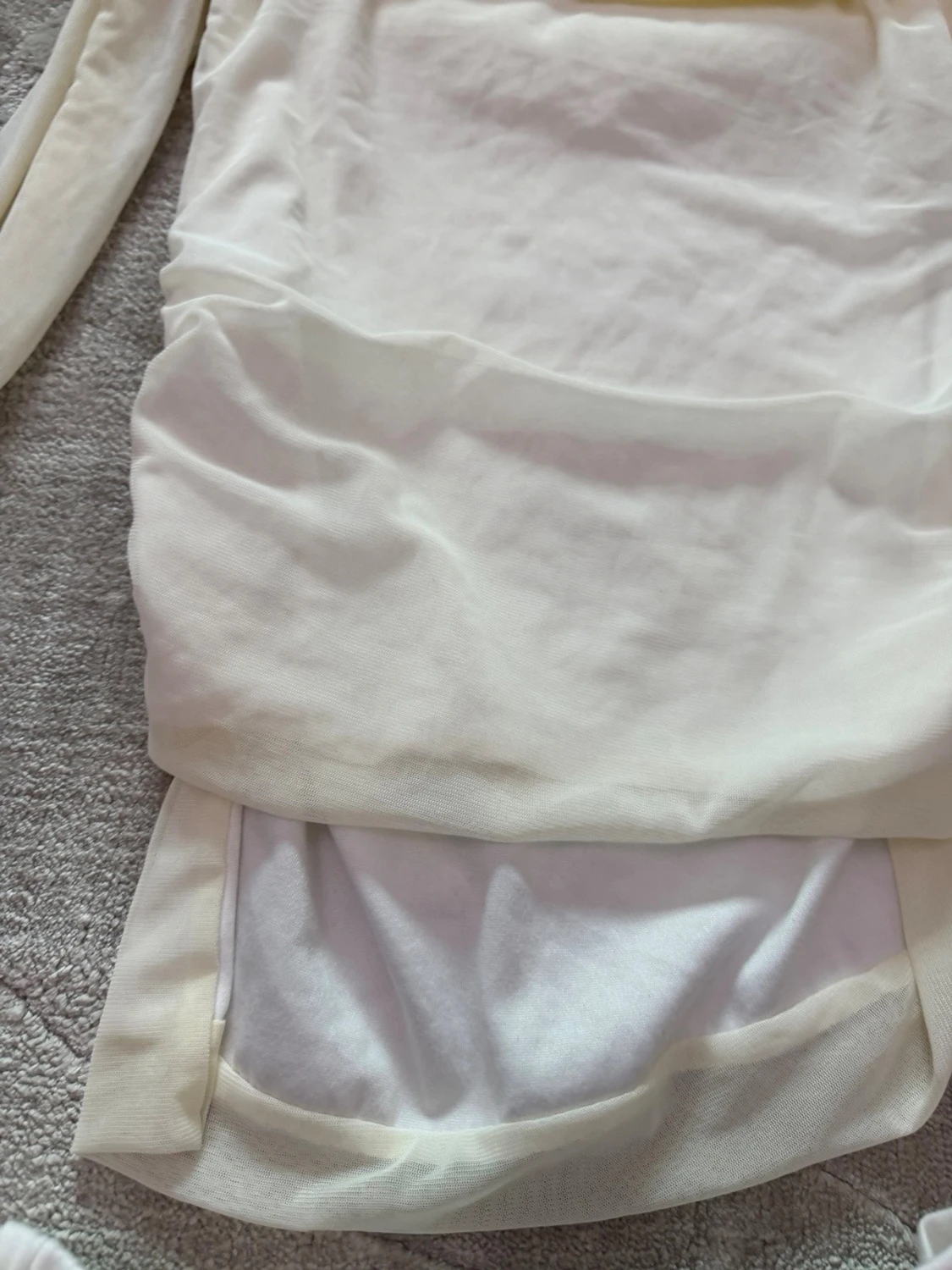 Off shoulder cremefärgad volangklänning - 4