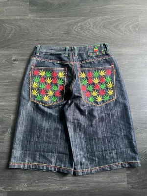 Victorious jorts - As feta jorts med ”blad” brodering 🍃🥴