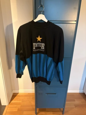Vintage Inter Milan tröja från tidigt 90tal - Mycket sällsynt tröja som kan vara svår att hitta speciellt i detta skick hör av er om ni har frågor storleken är medium och passformen är lite speciell då den sitter åt i midjan men det är bara att höra av sig om man behöver mått eller liknande