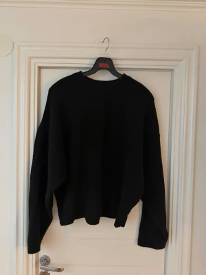 Svart oversized stickad tröja - Säljer denna svarta oversized stickad tröja💕