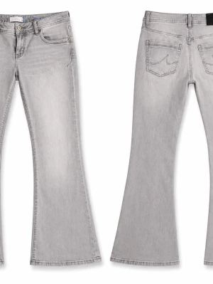 Ljusgrå bootcut jeans - Säljer ett par ljusgrå bootcut jeans med klassisk femficksdesign och utsvängda ben. Jeansen har en snygg tvätt och detaljerade sömmar på bakfickorna. Perfekta för dig som gillar retrovibbar och vill ha en avslappnad men trendig look.