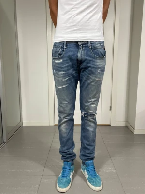Replay Anbass Jeans  - Säljer dessa Replay Anbass jeans. W33 o L32 med mått ca 39 o 105 cm. Moddelen är 183 o väger 68 kg, skriv för fler bilder/frågor🙌🏼