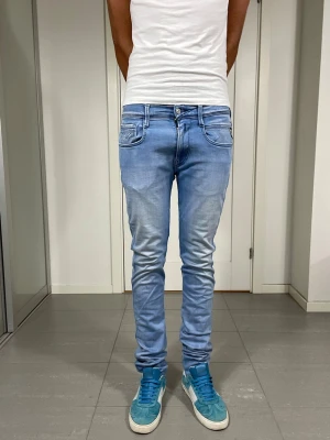 Replay Anbass Jeans - Säljer dessa Replay Anbass jeans. Moddelen är 183 o väger 68 kg, skriv för fler bilder/frågor🙌🏼