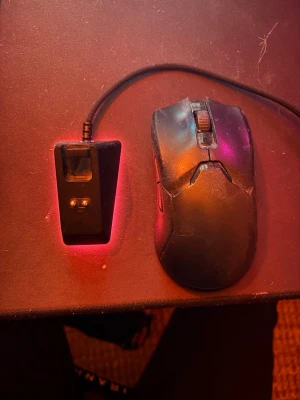Razer trådlös mus - Säljer min svarta razer trådlösa gamingmus i bra skick. Laddstation och kabel medföljer.