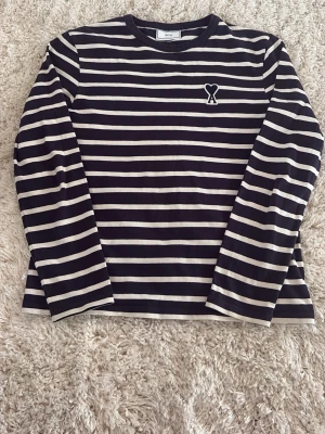 Ami Paris, randig tröja - Sjukt snygg tröja från Ami Paris! Storlek M, använd ett fåtal gånger, inga tecken på användning, 10/10 skick, original✅ kom dm för diskussion av pris eller för fler bilder☺️🙏