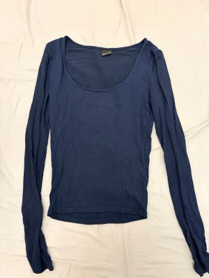 Soft touch jersey top - Säljer denna fina tröjan me slits på ärmen. Tröjan har inte använts. Finns inte i butik eller hemsidan längre. Nypris 200kr