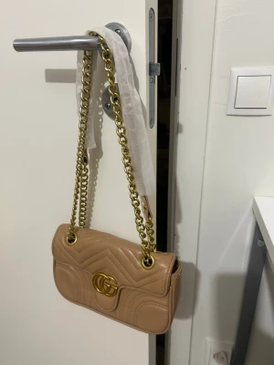 Beige quiltad handväska med guldkedja - Snygg beige handväska. Helt ny