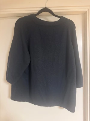 Mörkblå stickad tröja - Mysig mörkblå stickad tröja med avslappnad, oversized passform !!