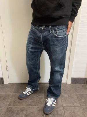 Levi’s jeans - Riktigt feta jeans från Levi’s i storlek 32/30. Mycket bra skick. Modell: 505. A=40CM B=88,5CM C=21CM. Modellen är 173cm, 64kg. Pris kan diskuteras!!