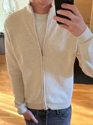 Full zip - Snygg full zip perfekt nu till höst och vinter