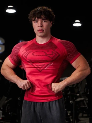 Röd Superman t-shirt från YoungLA - Helt ny och oanvänd YoungLA x Superman Compression Tee 4117 i rött. Exklusiv collab med en supertight, skulpterande passform som framhäver fysiken. Tillverkad i premium jacquard-material med detaljerade paneler och ikonisk Superman-design. Kraftigt och stretchigt 310 GSM-material utvecklat för både prestation och komfort. En riktig statement-piece för gymmet.