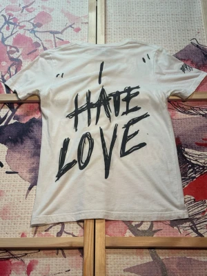 XXXTENTACION Bad Vibes Forever “I Hate Love” T-shirt. - Storlek M. Använd fåtal gånger och i mycket bra skick. Lite tecken på användning, men inget som är särskilt synligt.  Eftertraktad XXXTENTACION-merch från Bad Vibes Forever. Perfekt för fans, samlare, streetwear och hip hop.  Resell-värde ca 700 kr.  XXXTENTACION Bad Vibes Forever “I Hate Love” T-shirt.  Size M. Worn only a few times and in very good condition. Minor signs of use, but nothing noticeable when worn.  Highly sought-after XXXTEN