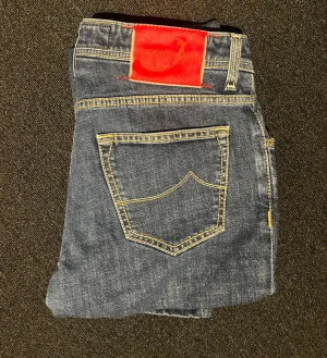 Jacob Cohen jeans - Mörkblå Jacob Cohen jeans i storlek 32. Jeansen är i modell 622 vilken är en slim modell. De är i jättefint skick utan några defekter alls. Fråga efter fler bilder om det önskas. Priset är ej satt i sten!