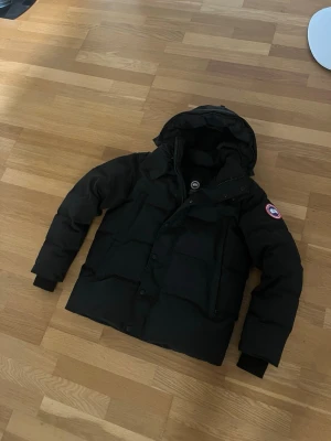 Canada Goose Wyndham - Säljer min Canada Goose Wyndham i storlek S. Köpt från Canada Goose då jag snart haft den i ett år. Såsom bilden visar är den i mycket god skick, inga tecken av slitage eller liknande. Priset kan diskuteras vid köp av snabbaffär