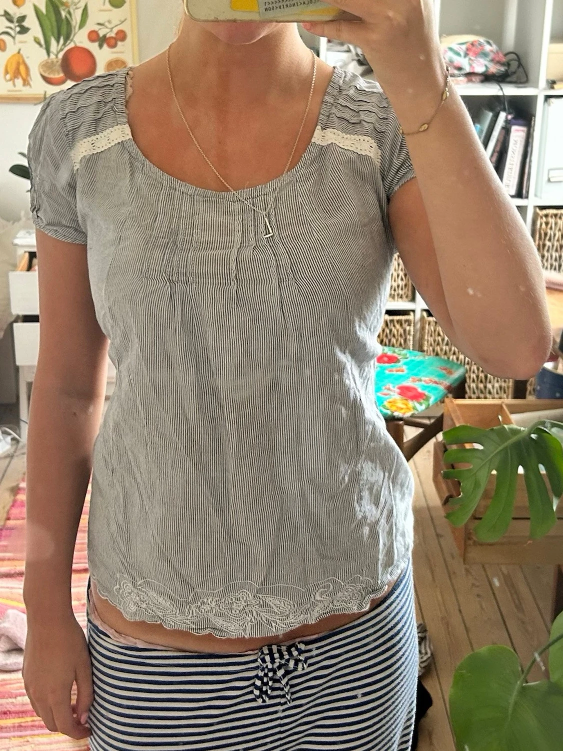 Randig blus med spetsdetaljer - 1