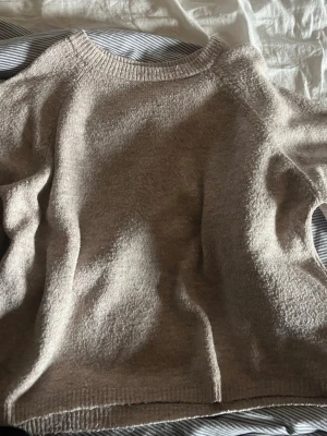 Beige stickad tröja  - Skön stickad tröja från lager 157