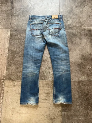 Nudie Selvedge Lab 12 Sashiko Jeans - tjääääna! nu säljer jag mina helt otroliga nudie selvedge labs som e i strlk 32/34 fast sitter 30/32🫡Såldes för cirka 6000 kr i nypris. dessa är sjukt svåra att få tag på och gjordes i en väldigt liten upplaga!👏Finns ungefär 100 såna kvar eftersom de gjordes i Nudie jeans Lab linje. De är gjorda i fint italienskt selvage tyg.tveka inte på att skriva ifall du har frågor🖖