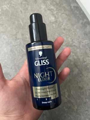 Schwarzkopf Gliss Night Elixir - Schwarzkopf Gliss Night Elixir är en nattbehandling för håret med HAPTIQ-system och Black Pearl Extract. Flaskan är mörkblå med svart pump och guldiga detaljer. Produkten är speciellt framtagen för mycket skadat och torrt hår och ger djupvård under natten.