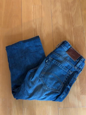Sixth sense bootcut jeans - Säljer ett par klassiska blå jeans med rak passform. W30 och L32 men de sitter lite mer åt det slimma hållet. Hör av er vid funderingar.