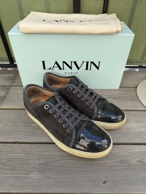 Lanvin - Lanvin dbb1 patent cap toe i elephant grey | storlek 8 eu 42 men passar 43-44 | mycket bra skick | pris går att diskutera vid snabb affär | bara skor och onlinekvitto medföljer |