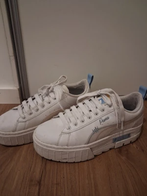 Vita chunky sneakers från Puma - Vita puma skor. De har vissa defekter (se bilder), men annars inget annat fel på de! 😊