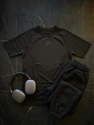 Sällsynt Onyx v2 T-shirt från Gymshark - Snygg sällsynt Onyx v2 T-shirt från Gymshark. Plagget är använt men i otroligt fint skick. Väldigt eftertraktad då modellen inte produceras eller säljs längre. Perfekt för dig som vill sticka ut under träningspassen. Lapparna är bortklippta på grund av obekvämlighet. Storlek L.